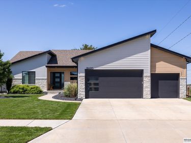 18620 Grand Avenue, Elkhorn, NE 68022