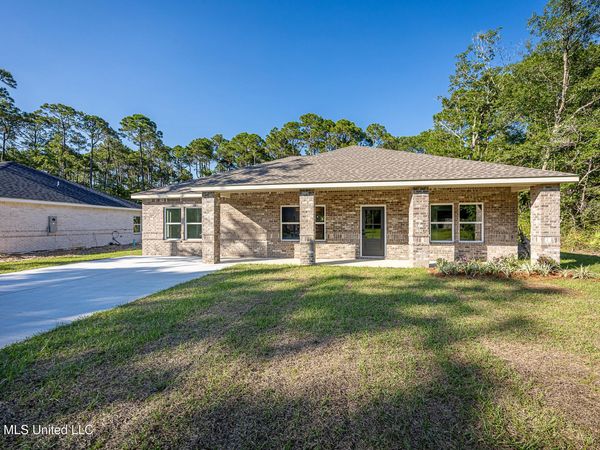 624 Oak Street, Ocean Springs, MS 39564