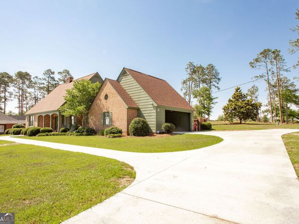 220 Lakeshore Drive, Alma, GA 31510