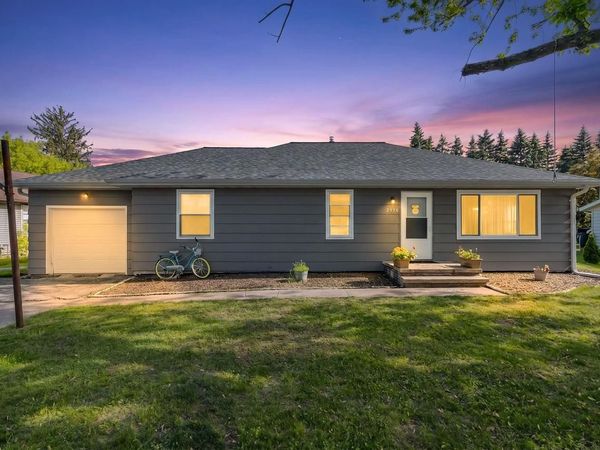 2715 W 1ST AVENUE, Appleton, WI 54914