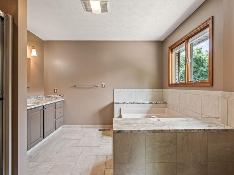 7630 Essington Circle , Dayton, OH 45459 Photo 25