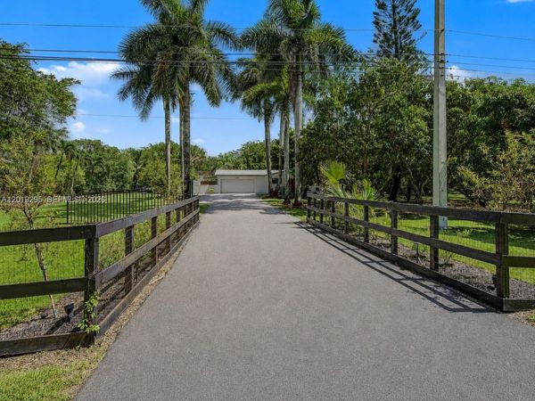 13811 SW 26th St, Davie, FL 33325