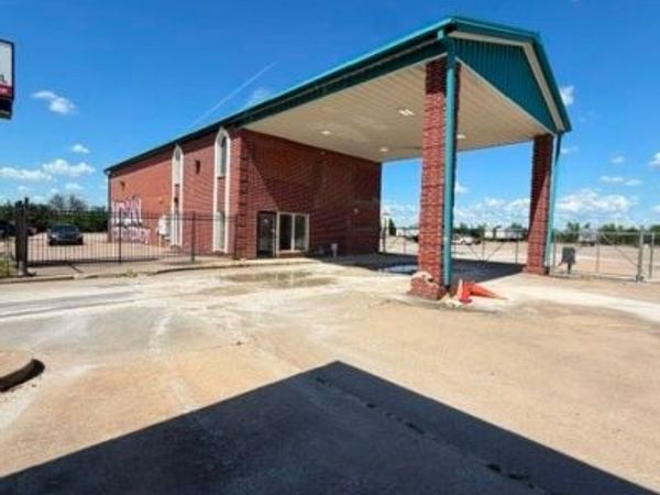 2215 N Sheridan Road , Tulsa, OK 74115