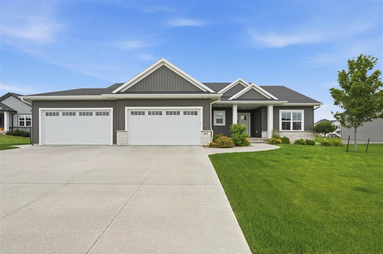 3008 Prairielight Ct, Hiawatha, IA 52233 Main Photo