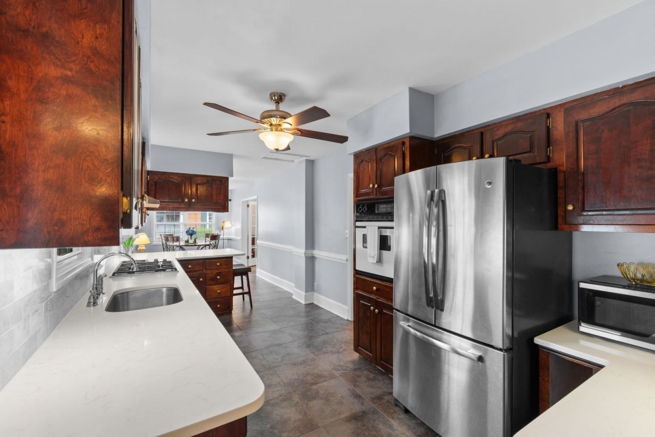 5632 Main St.  Photo 4