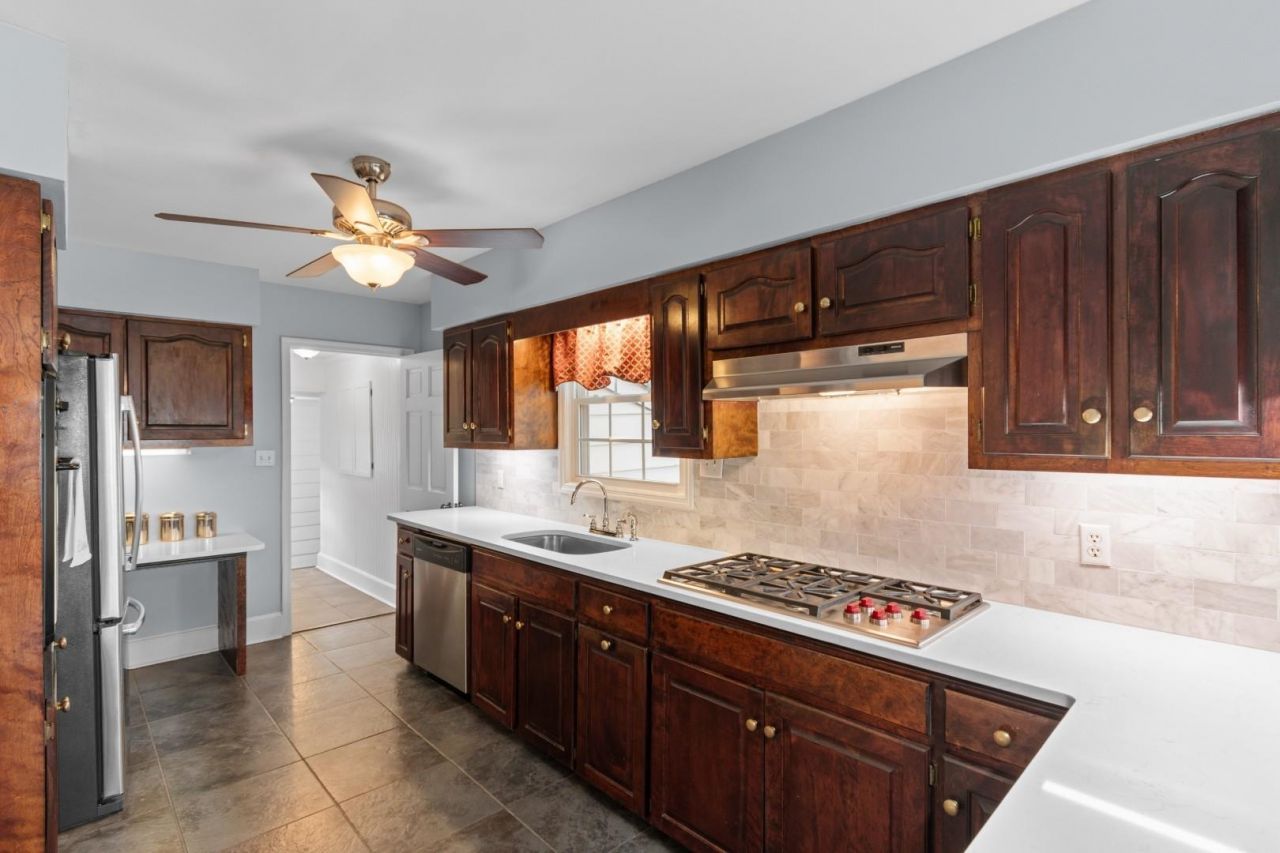 5632 Main St.  Photo 7