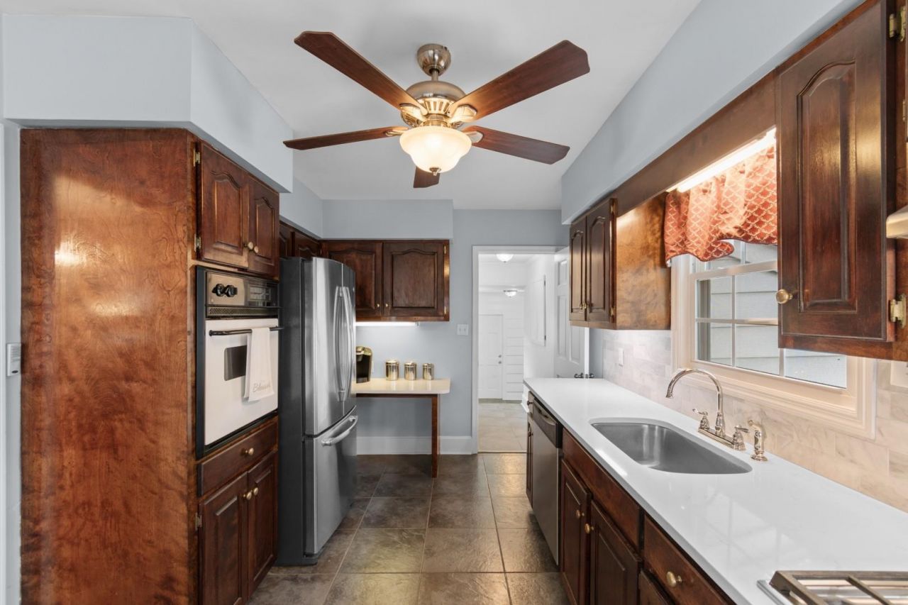 5632 Main St.  Photo 8