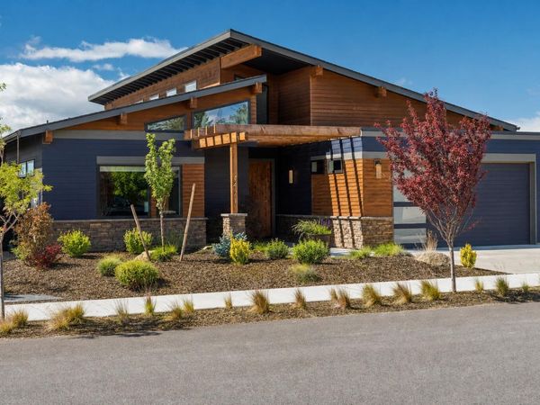 471 E Diamond Peak Avenue, Sisters, OR 97759