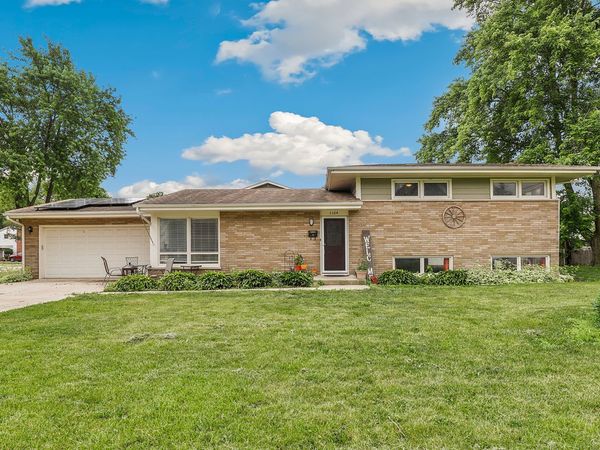 1104 New Haven Avenue , Aurora, IL 60506