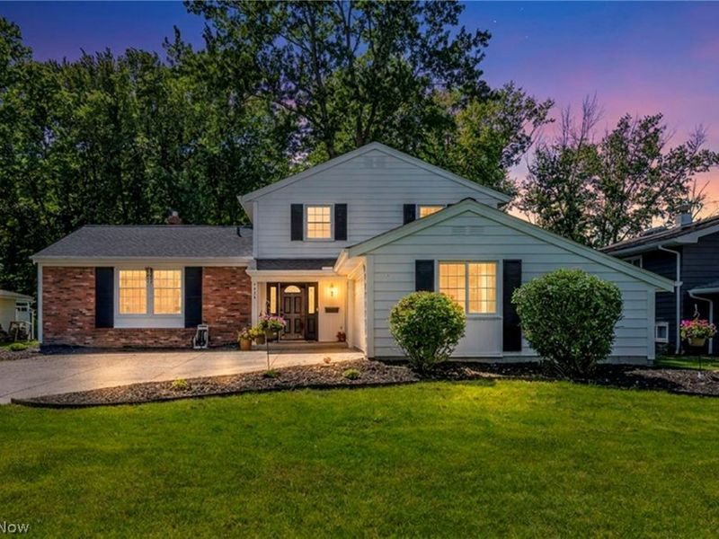 6424 Brighton Drive, North Olmsted, OH 44070 Photo 2