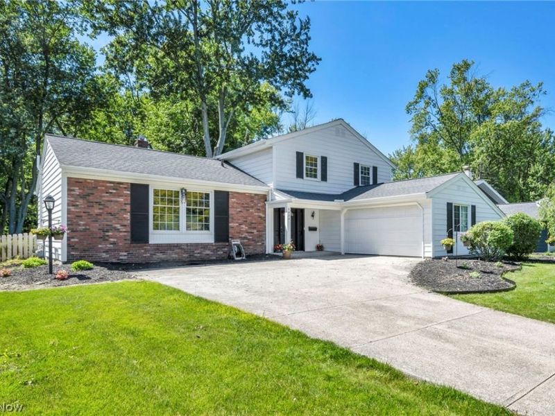 6424 Brighton Drive, North Olmsted, OH 44070 Photo 3