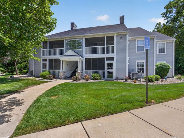 864 W Barrington Circle, Jackson, MI 49203