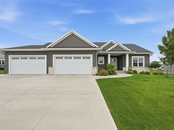 3008 Prairielight Court , Hiawatha, IA 52233