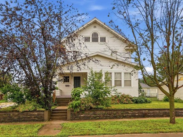 717 2nd Ave SE Avenue, Dyersville, IA 58040