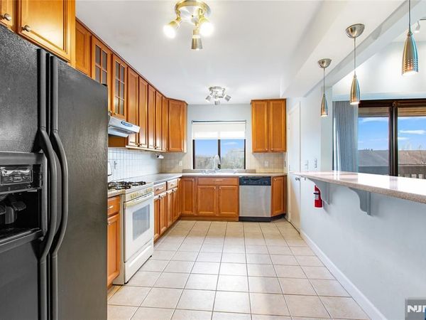 33 Green Valley Court, SECAUCUS, NJ 07094