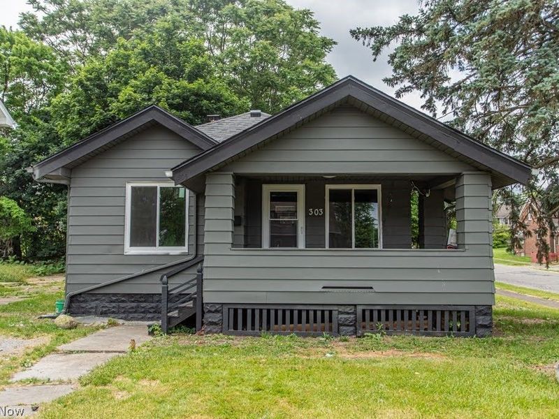 303 E Ravenwood Avenue , Youngstown, OH 44507 Photo 1