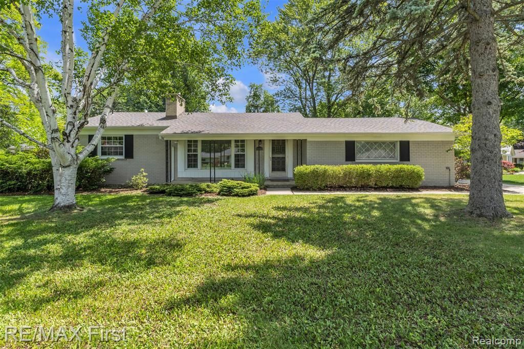 31923 Bella Vista Drive, Farmington Hills, MI 48334 Main Photo