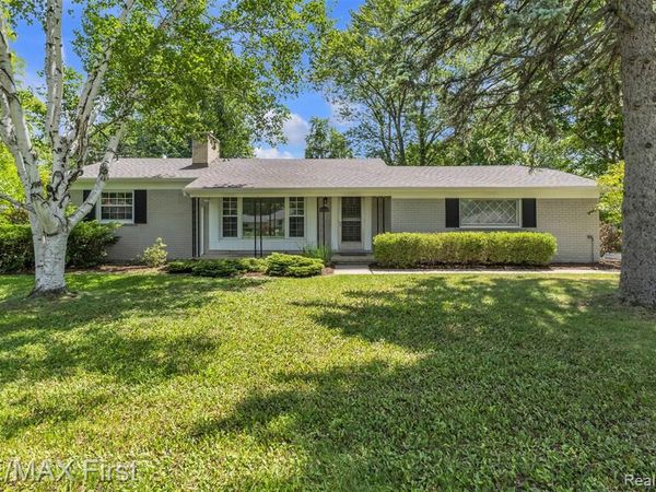 31923 Bella Vista Drive, Farmington Hills, MI 48334