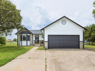 8743 Ross, Valley Center, KS 67147