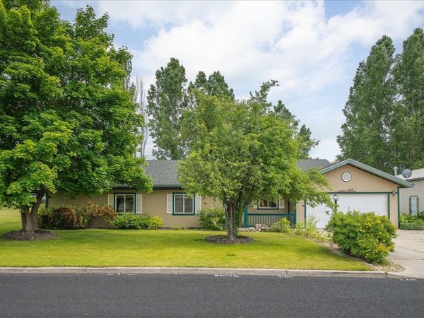 1418 E 3rd St, Deer Park, WA 99006