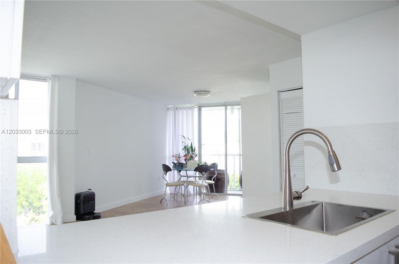 6995 NW 186th St, Unit E509, Hialeah, FL 33015 Photo
