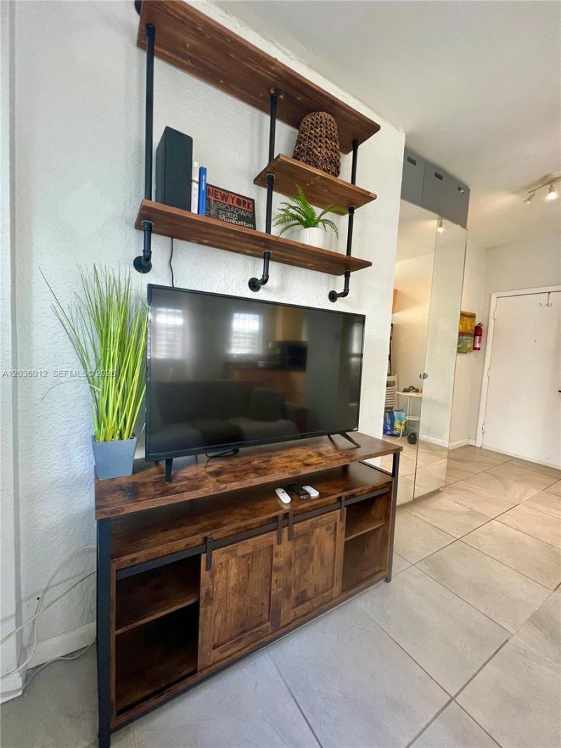 842 Meridian Ave , Unit 1E, Miami Beach, FL 33139 Photo