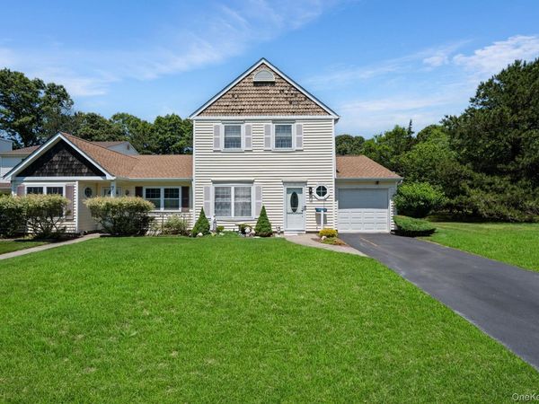 6 Woodchuck Trail, Coram, NY 11727