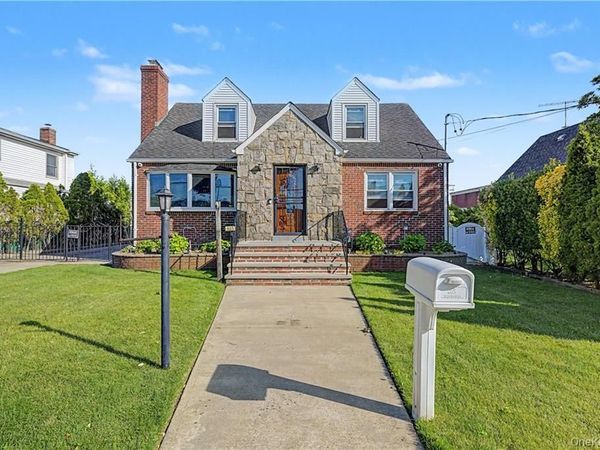 465 Washington Place , Mineola, NY 11501