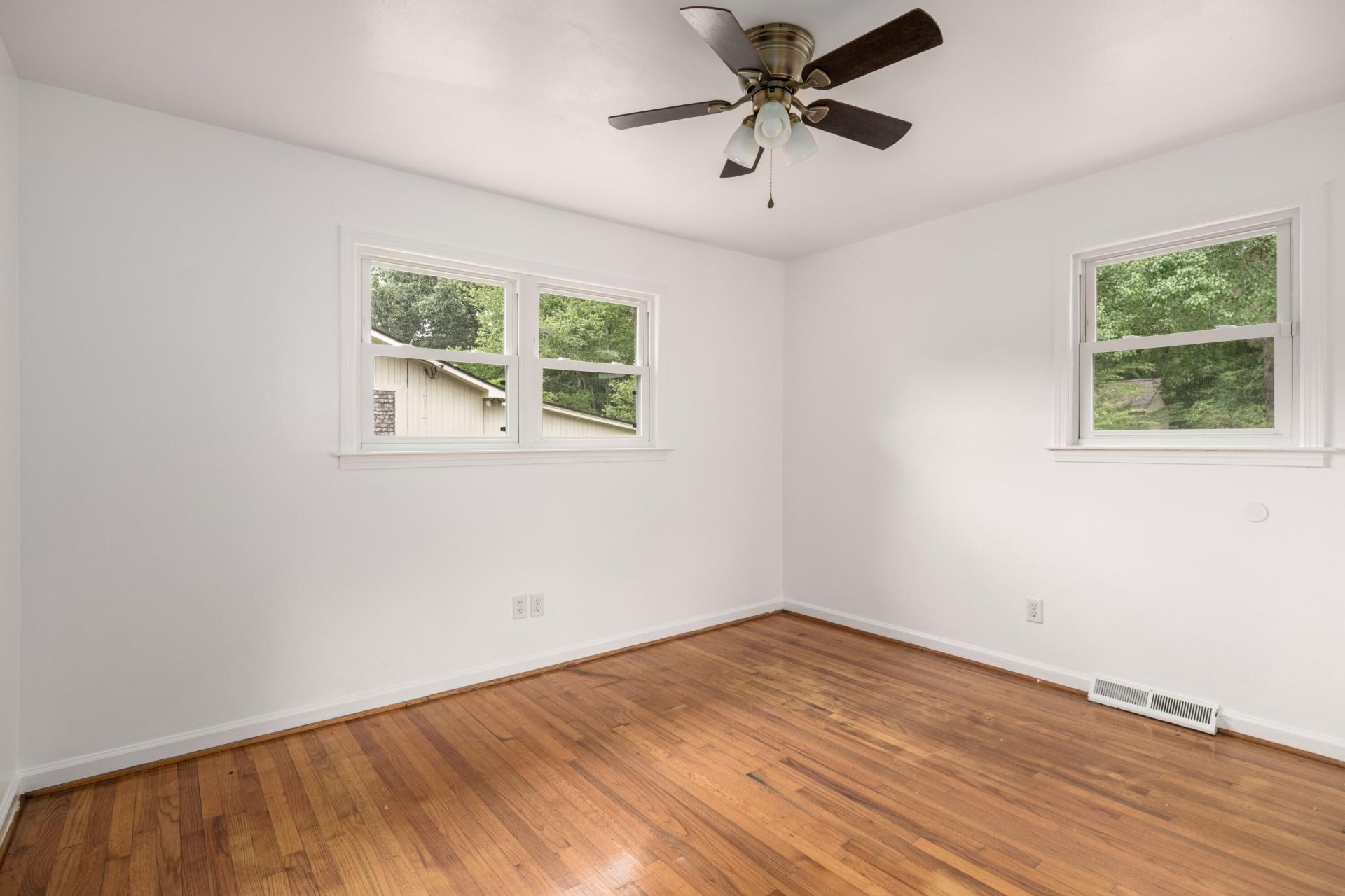 2201 Pinehurst Avenue Photo 8
