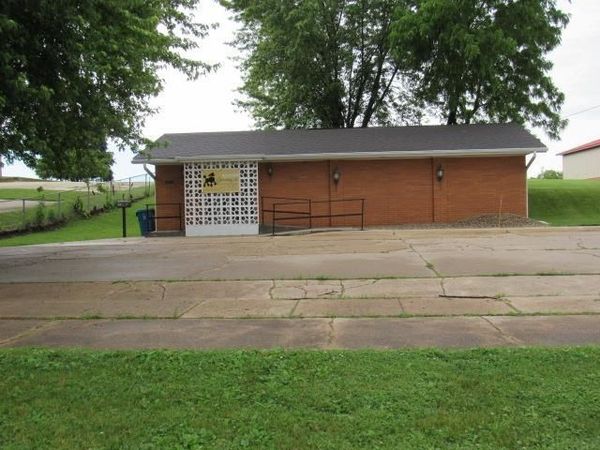 808 W 1st Street, Monticello, IA 52310