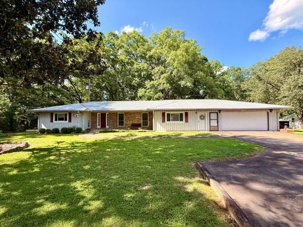 102 Buena Vista Dr., Fulton, MS 38843