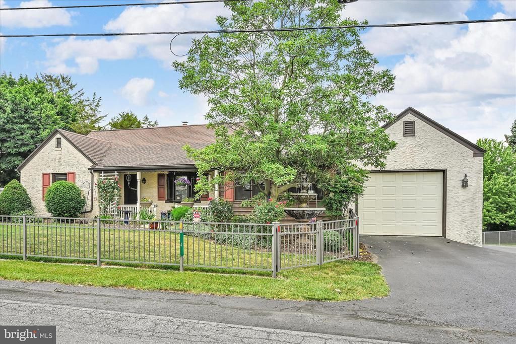 4 N CONESTOGA VIEW DRIVE, AKRON, PA 17501