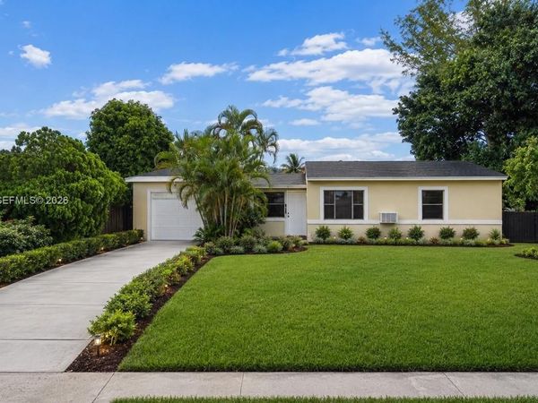 261 NW 139th St , Miami, FL 33168