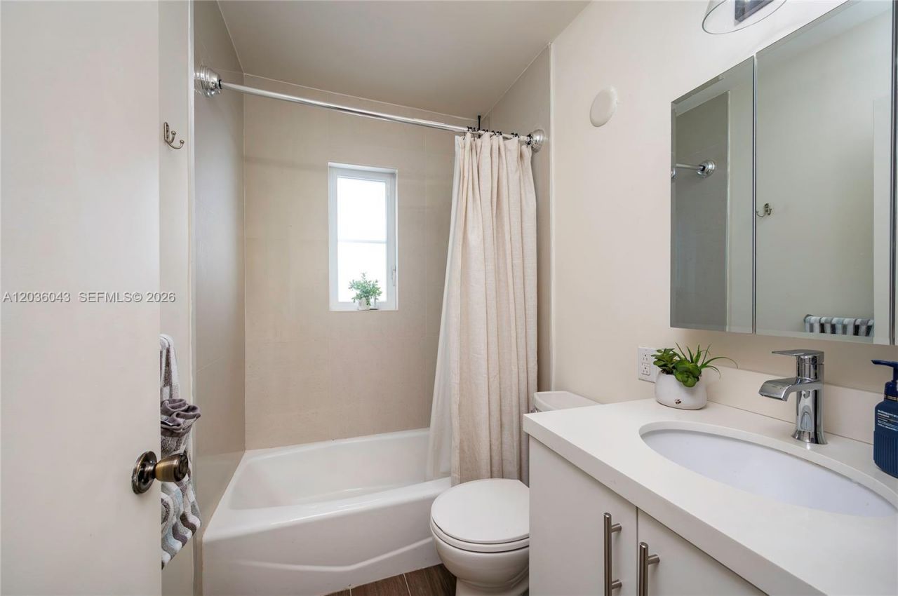 217 Madeira Ave, Unit 4, Coral Gables, FL 33134 Photo