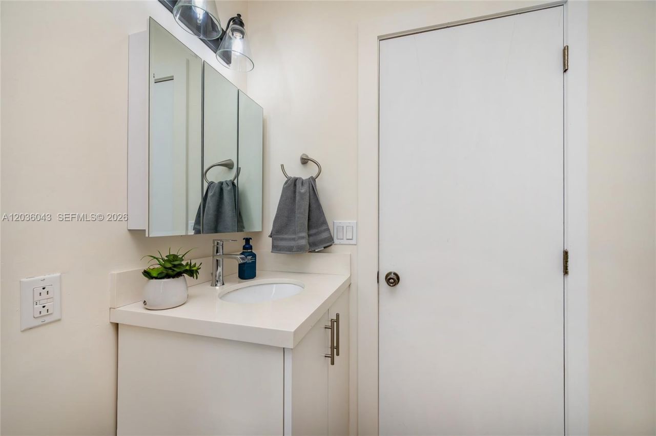 217 Madeira Ave, Unit 4, Coral Gables, FL 33134 Photo