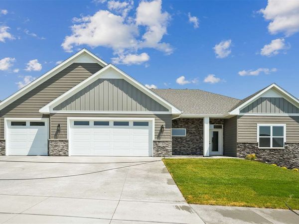 702 Lakeview Ct, Tiffin, IA 52340