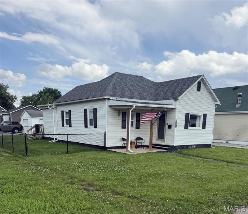 1001 S Macoupin Street , Gillespie, IL 62033 Main Photo