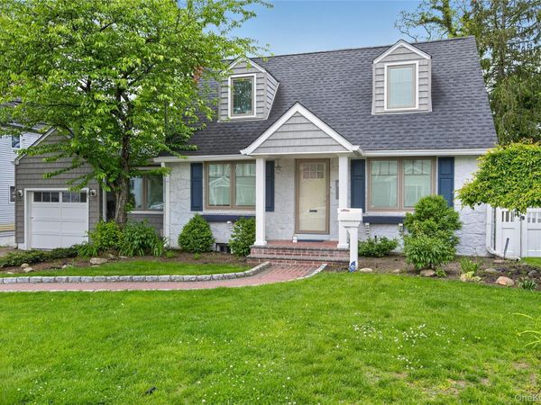 161 Greenway W, New Hyde Park, NY 11040