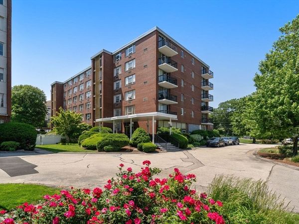 20 Hammond Pond, Unit 302, Newton, MA 02459