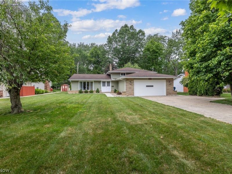 4668 Azalea Lane, North Olmsted, OH 44070 Photo 2