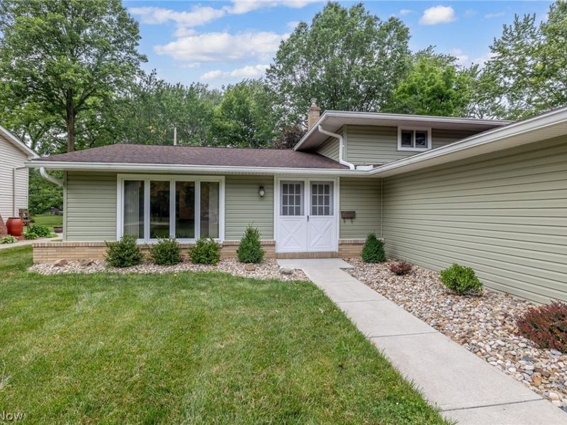 4668 Azalea Lane, North Olmsted, OH 44070 Photo 3