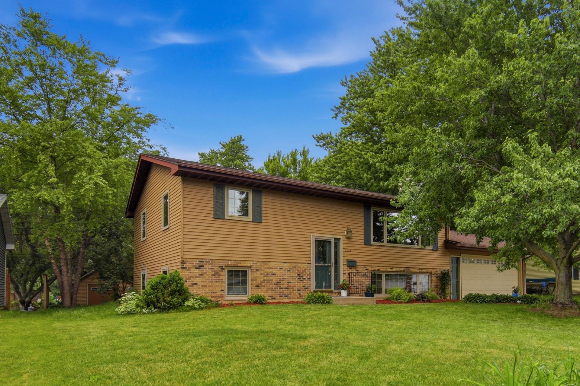 323 7th Street SW, Eyota, MN 55934