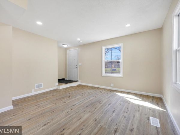 853 Conway Street , Saint Paul, MN 55106