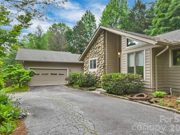 300 Ethan Pond Way, Hendersonville, NC 28791