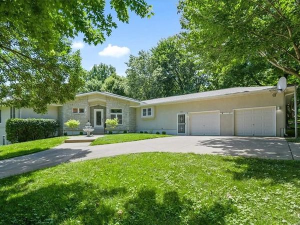 4242 N Grand Avenue, Kansas City, MO 64116