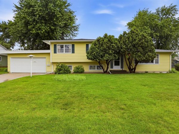 299 Red Fox Road SE, Cedar Rapids, IA 52403