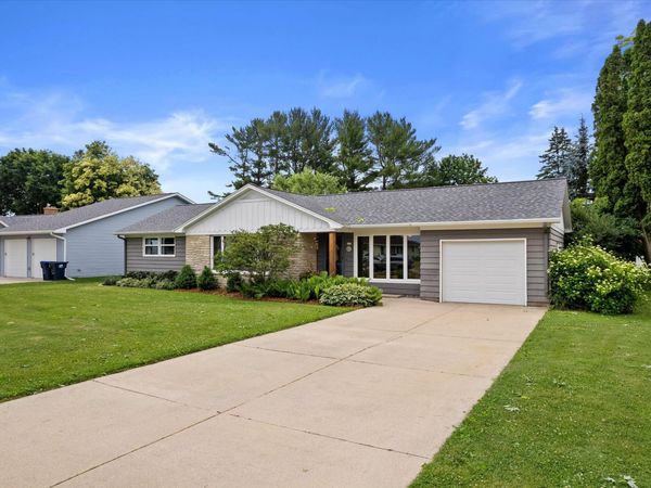 630 E Center St, Juneau, WI 53039