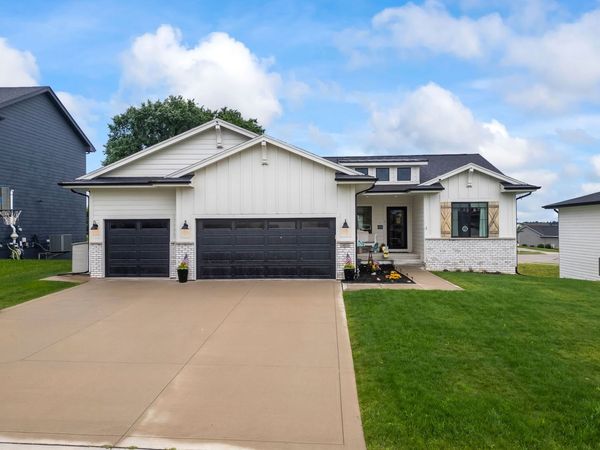 14916 Walnut Meadows Drive , Urbandale, IA 50323