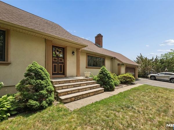 17 River Drive, ELMWOOD PARK, NJ 07407