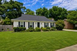 920 Ravenswood Drive photo 4